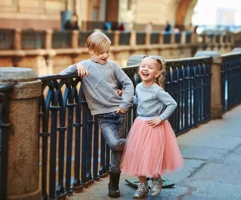 сходить семьей санкт петербурге. санкт петербург экскурсия дети 2023. родители и дети на экскурсии. куда сходить в санкт-петербурге бесплатно с детьми погулять. мама с ребенком в музее.