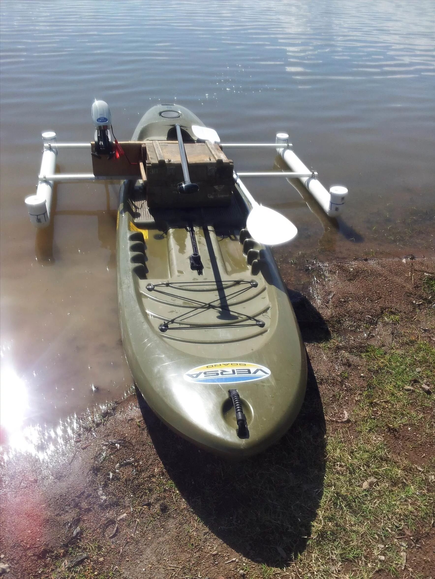 Мотор для сапборда. Электромотор на sup board. транец для sup board. байдарка с мотором. каяк с мотором.