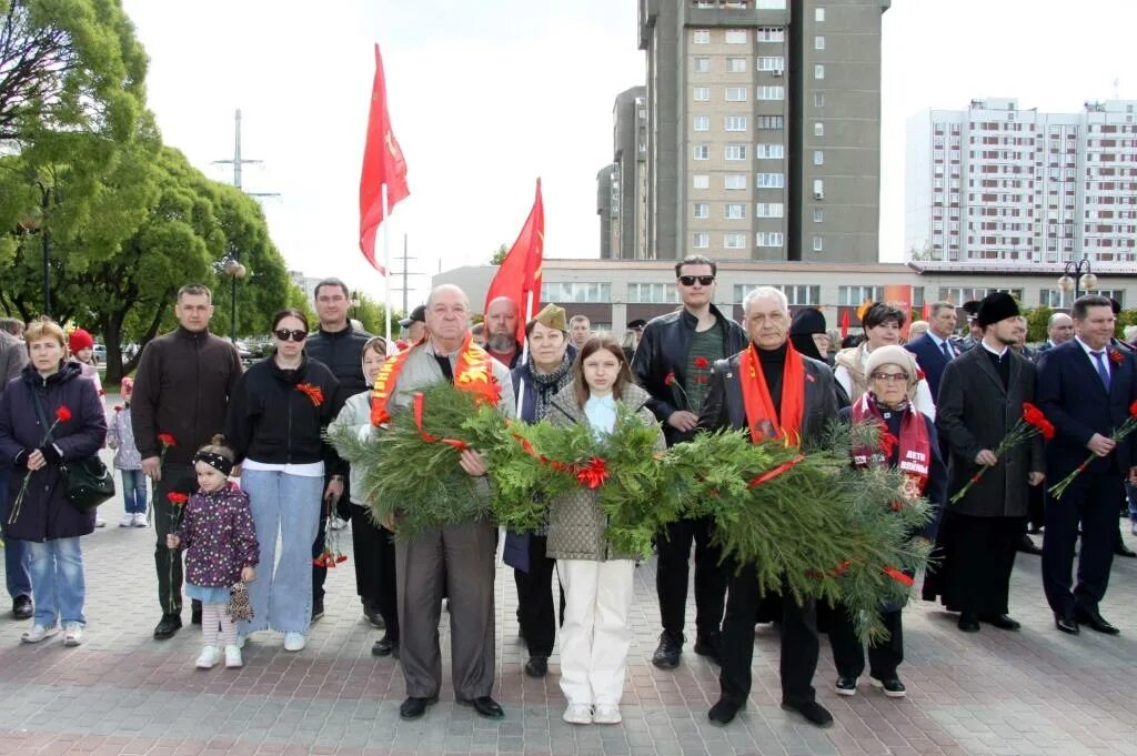 Серпухов 9 мая 2025. Возложение цветов в день. возложение венков на 9 мая. возложение цветов александровский сад 9 мая 2025. день победы москва.