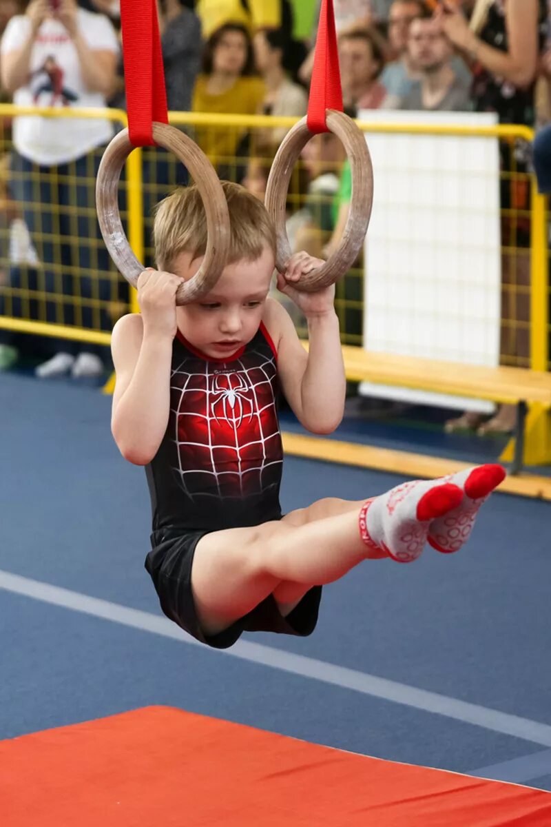 спортивные занятия. спортивные занятия для детей. черлидинг чир. тренер с детьми. детский черлидинг.