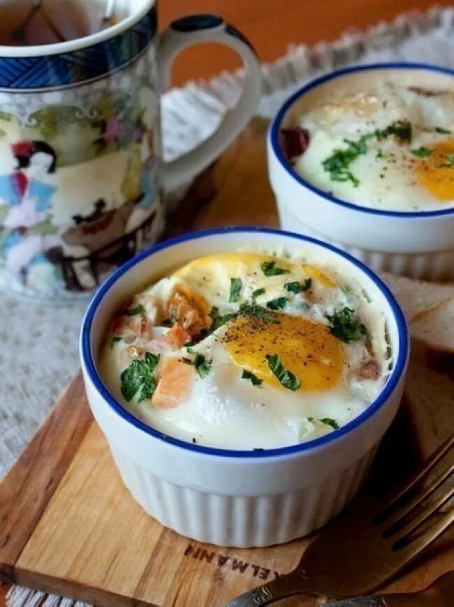 Запеченные яйца. Яичница в микроволновке. Яйца запеченные под молочным соусом. Блюда из запеченных яиц.