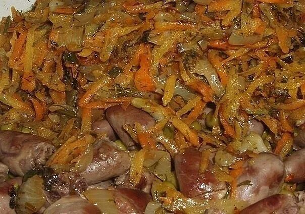 Пупки с морковкой. Салат с красной фасолью и куриной грудкой и корейской морковью. Салат с куриной печенью и морковью по-корейски. Салат из куриных желтков. Салат из капусты с морковью и яблоком.