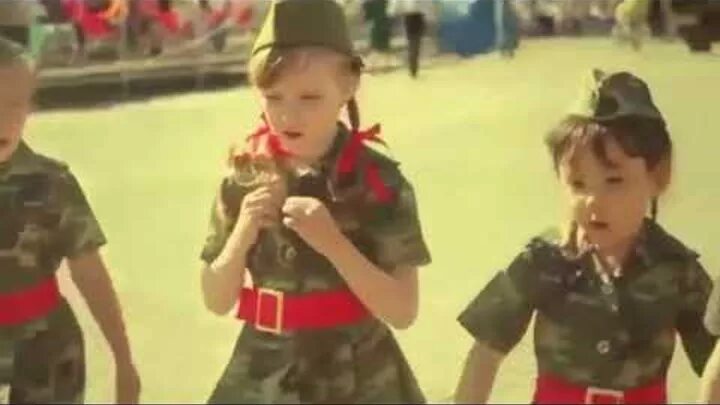 Богдан 4 лет. Идёт солдат по городу поют дети. Поют дети для солдат. Дети в военной форме. У солдата выходной в детском исполнении.