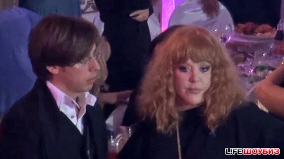 Коля жги. Коля жги. Коля жги. Коля жги. Николай басков в блестках.