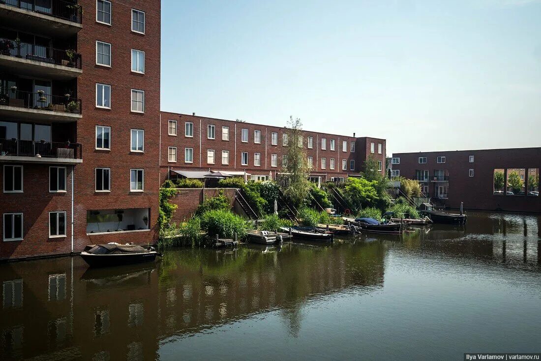 Нидерланды районы. Географическая карта нидерландов. Административная карта голландии. Амстердам спальный район. Канал в городе.