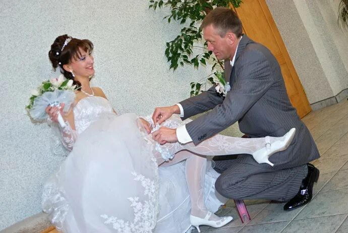 Невеста унижает жениха. Снятие подвязки с невесты. Жених целует ноги невесты. Жених целует ноги невесте на свадьбе. Кидала вместо