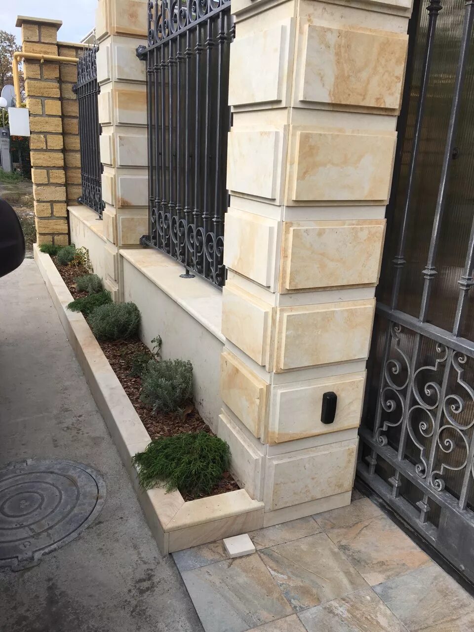 Облицовка столбов плиткой. Декоративная отделка столбов. Отделка столбов забора. Отделка столбов камнем. Колонны из природного камня.