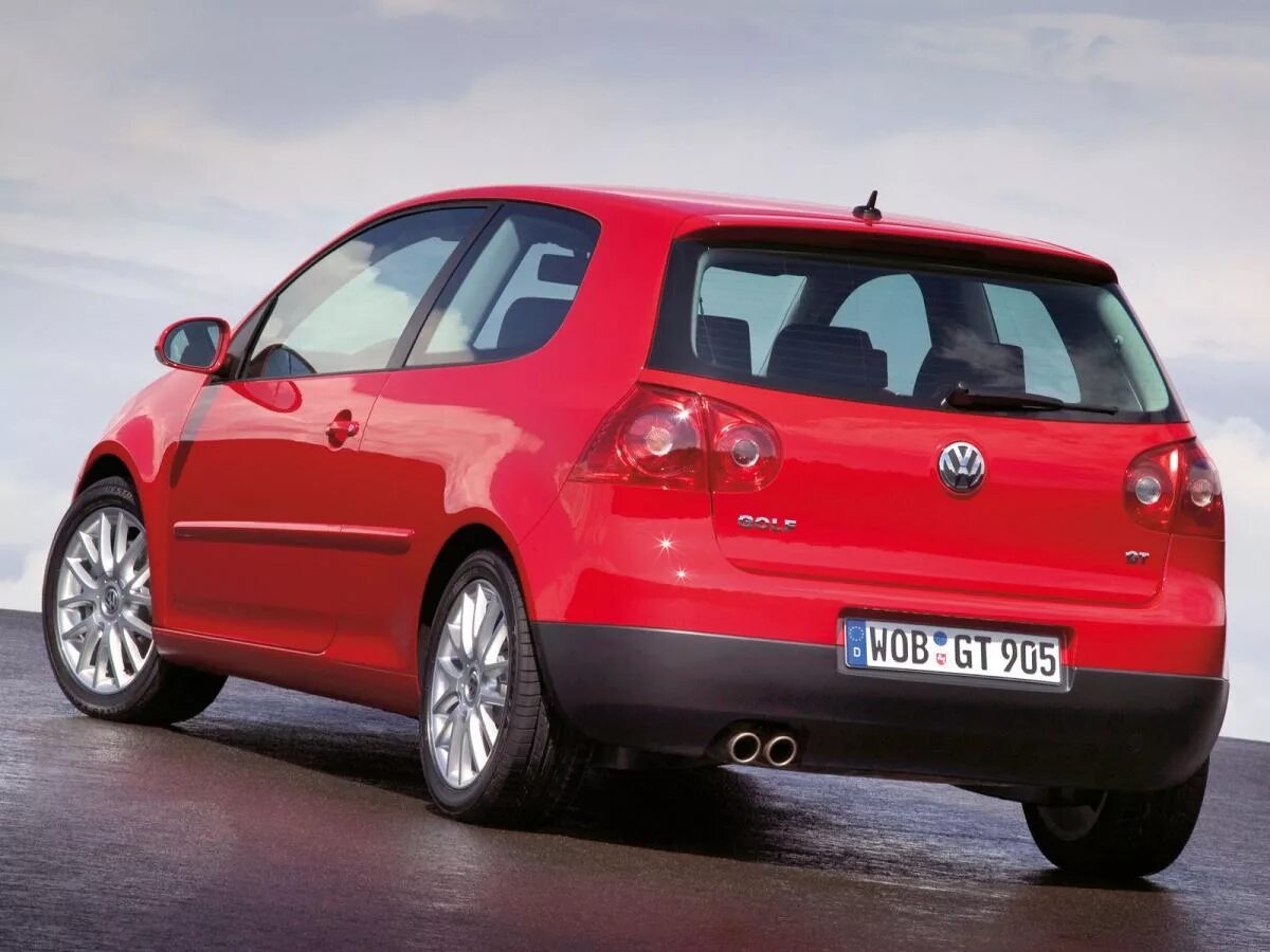 Гольф машина купить. Фольксваген гольф 5. Volkswagen гольф 5. Volkswagen Golf 5 поколения. Фольксваген гольф 5 1.6.