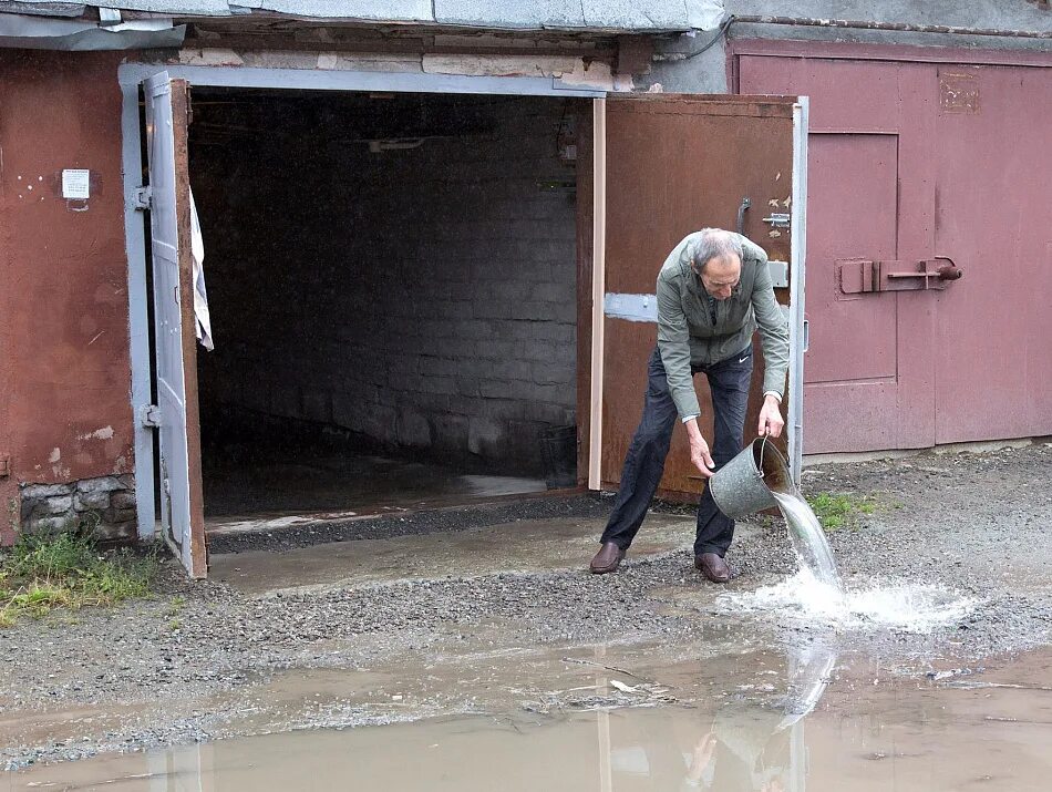 Ливневка в гараже. Ливневая канализация в гараже. Отвод воды из гаража. Водоснабжение в гараже. Вода попадает в гараж