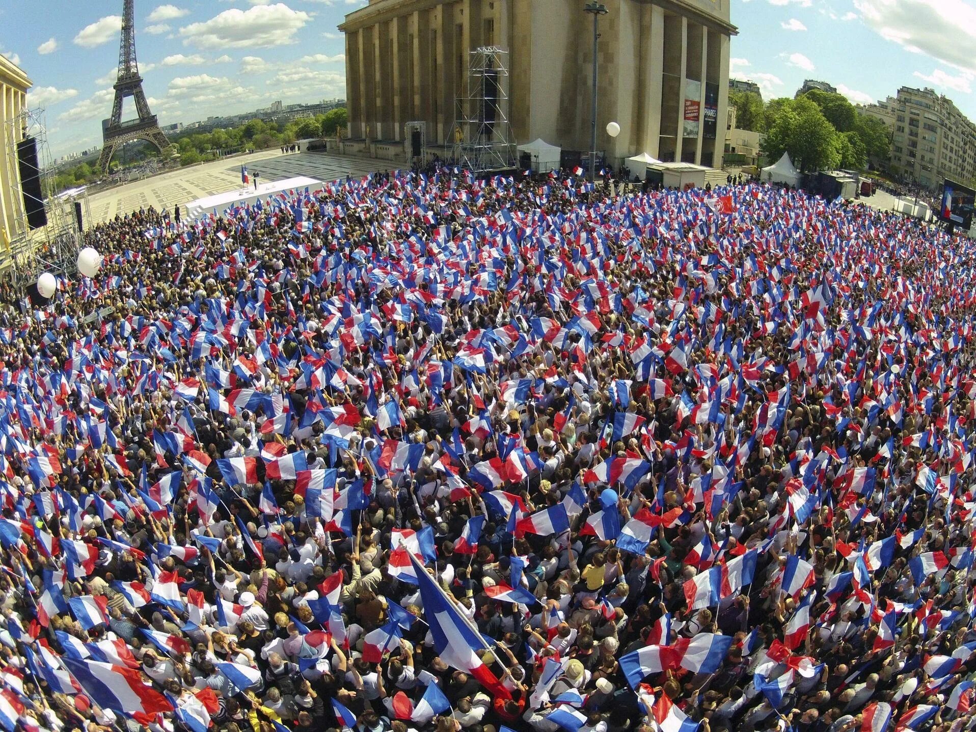 En french. 1 Мая во Франции праздник. Праздник труда во Франции. Празднование 1 мая во Франции. 1 Мая в Франция фестиваль.