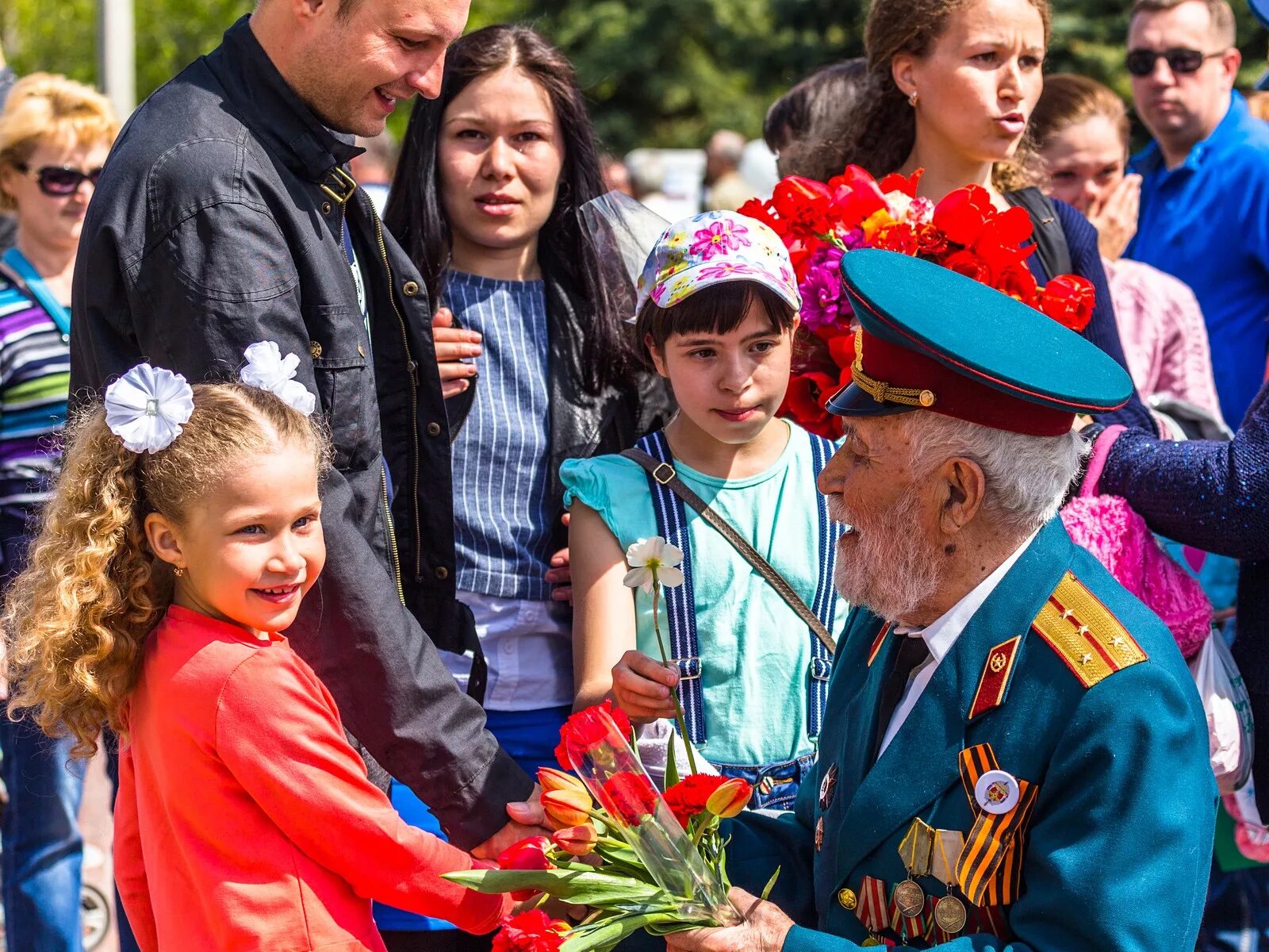 Цветной май. День Победы ветераны и дети. Цветы ветеранам. Ветеранам дарят цветы. Ветераны с цветами.