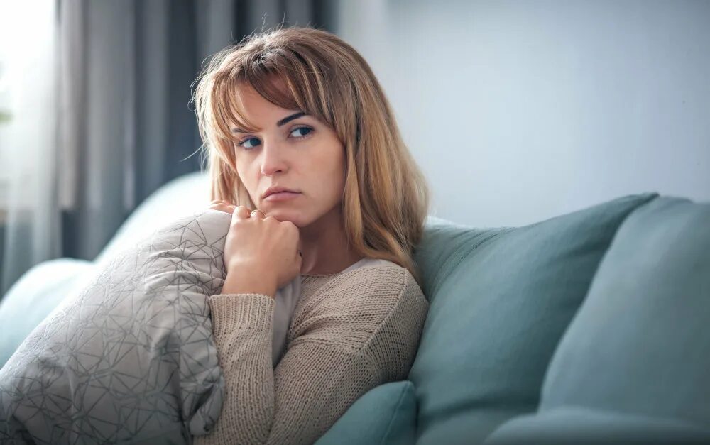 Женщина 50 лет задумчивая фото. Задумчивая женщина 40 лет. Грустная женщина средних лет. Женщины в ней. Женщины в ней.
