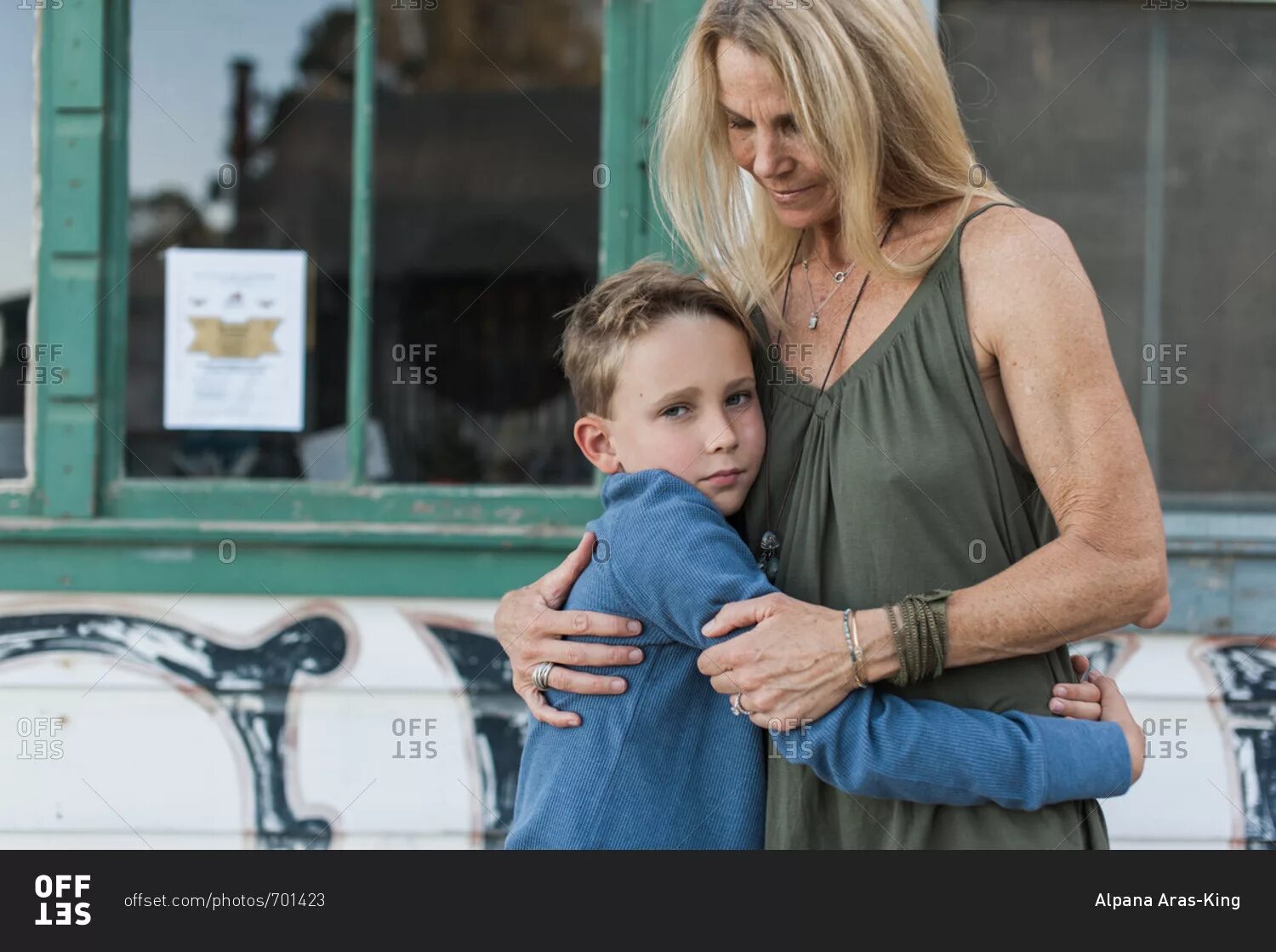 Mother want her son. Силуэт мамы и сына. Mother & son 2020. Mother want her son. Hug my mother.