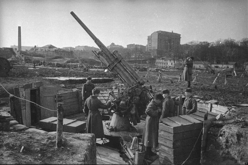 Москва военное время. Митино в годы войны 1941-1945. Оборона Москвы 1941. Зенитная батарея 1941-1945. Зенитки в Москве 1941.