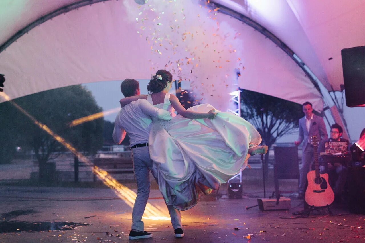 свадебный танец. танец жениха и невесты на свадьбе. первый свадебный танец. свадебный танец. свадебный танец.