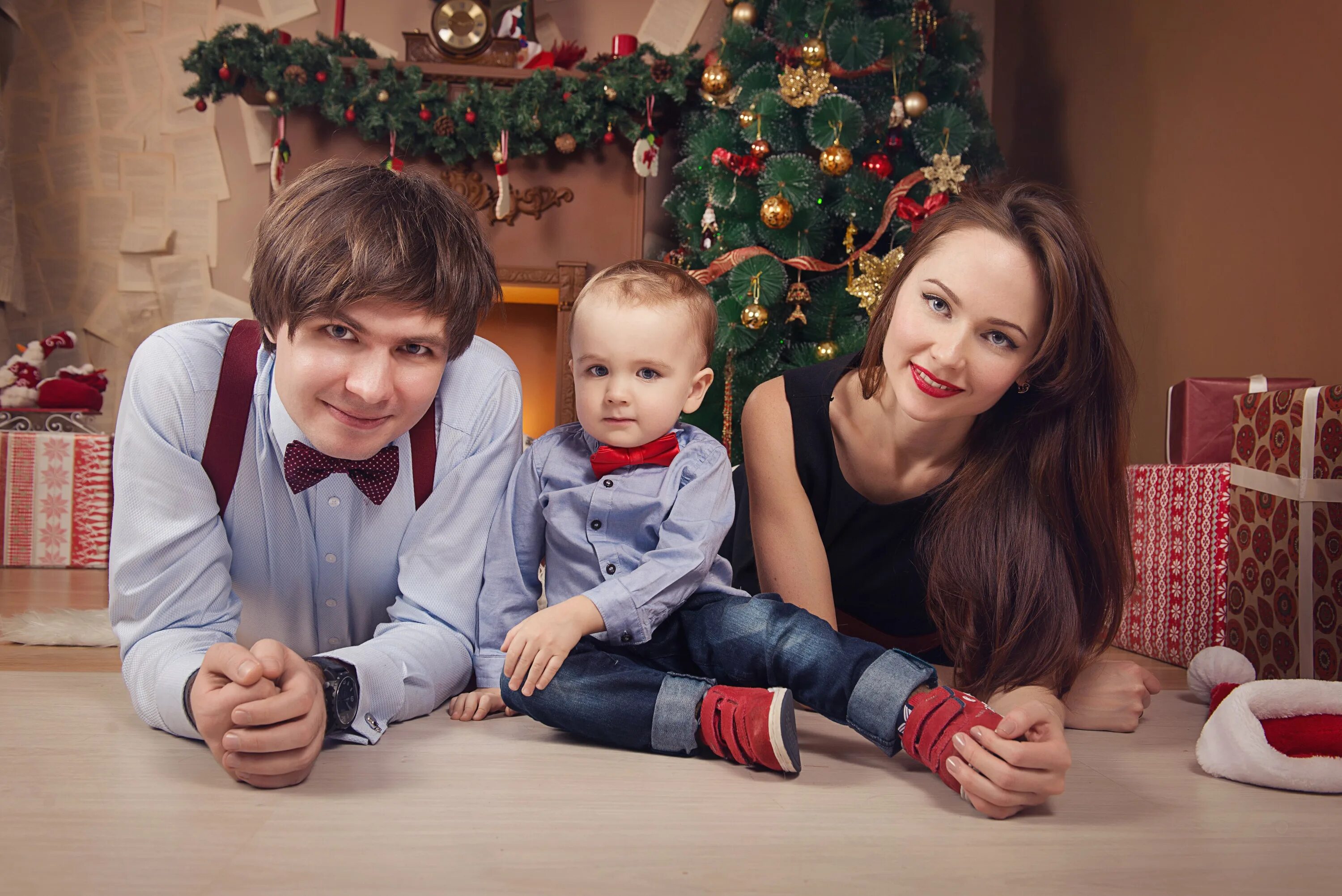 Семья на год 3. Новогодняя фотосессия семейная. Красивая семейная фотосессия на природе. Семья отмечает новый год. Семья на год 3.