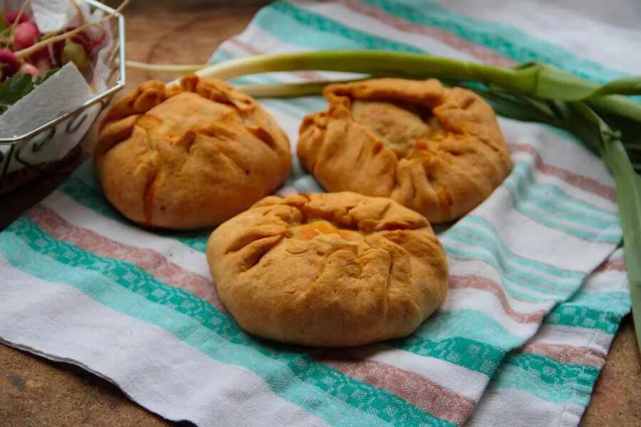 Выпечка татарская элеш. Элеш татарская кухня. Татарские пирожки элеш. Элеш татарская кухня. Элеш татарская кухня.