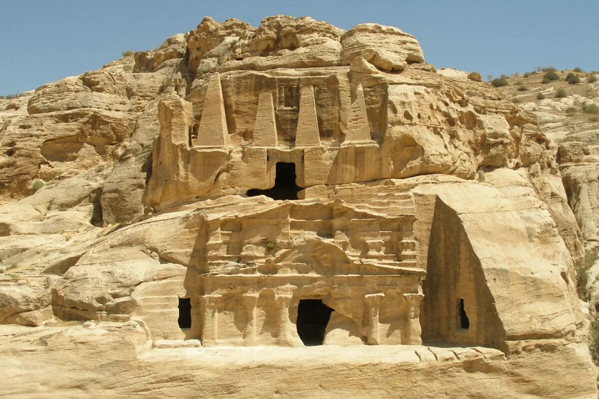 древние города в пустыне. древний город петра. храмовый комплекс петра иордания. айт-бен-хадду марокко. город керман иран.