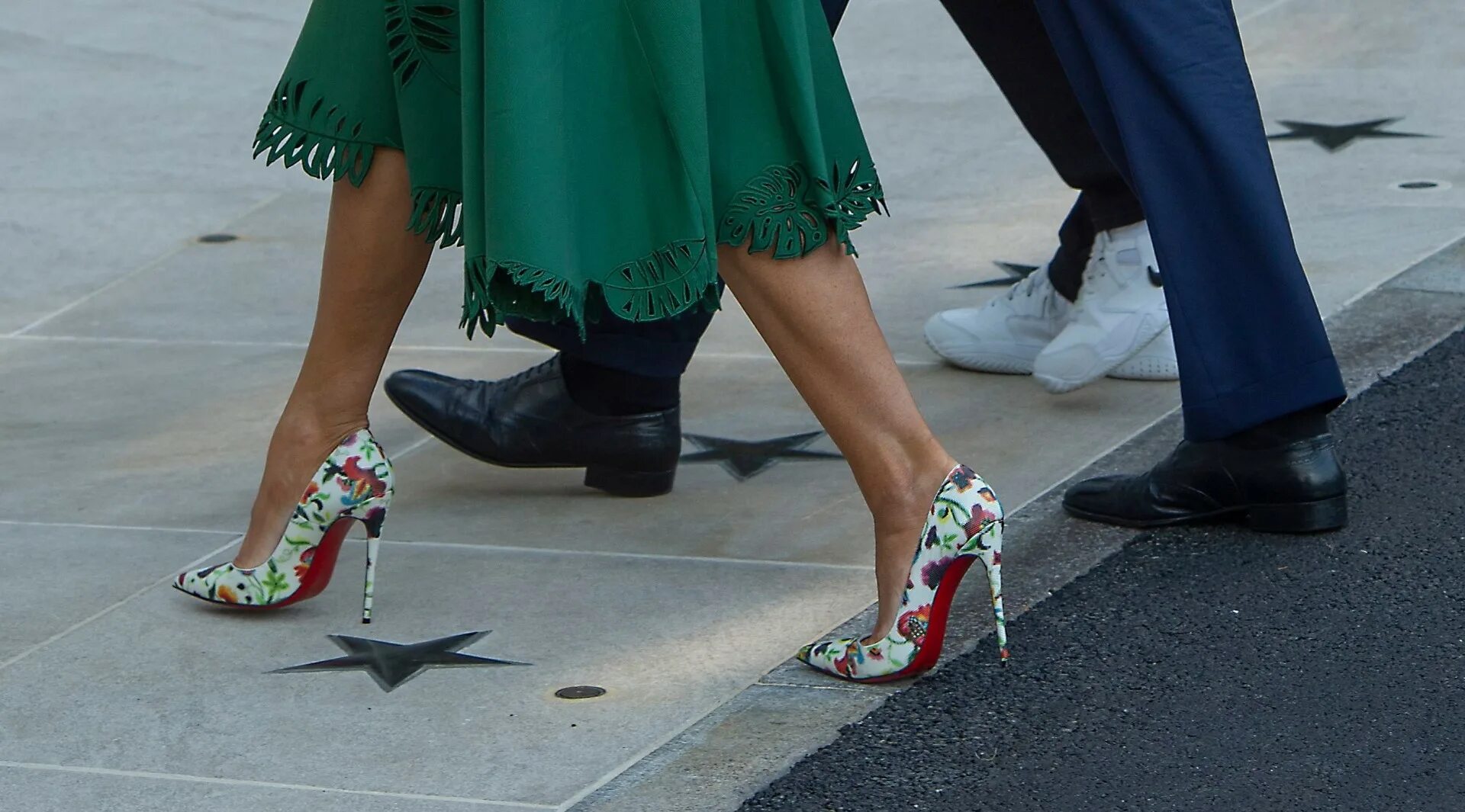 Туфлях удаление. Лакированный туфель. Презентация обуви. Царапины на лакированной обуви. Восстановление лаковых туфель.