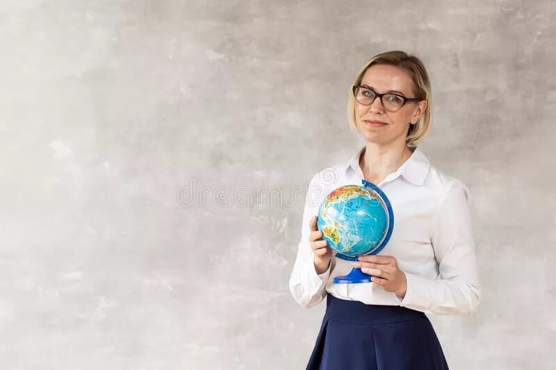 Учительница с глобусом в школе. На учителях держится земля. Девочка и земной шар. Женщина держит планету. Девушка с земным шаром в руках.