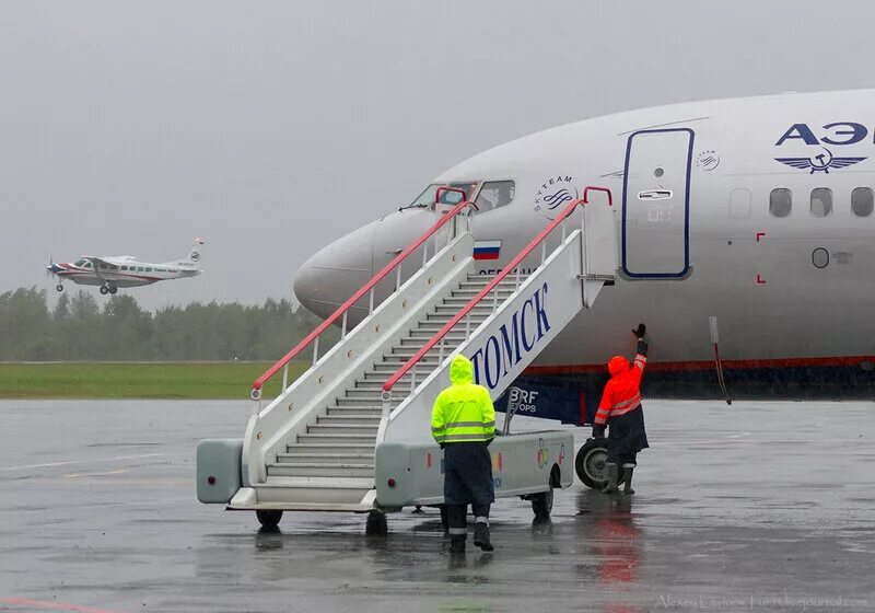 Аэропорт 2014. Аэропорт Нижневартовск. Аэропорт Томск. Аэропорт Томск фото.