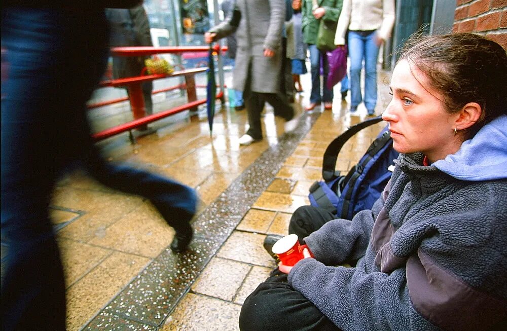 Homeless women. Женщина бродяжка.