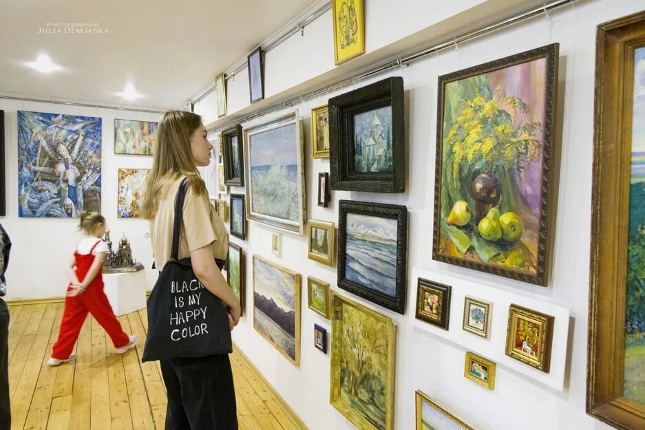 особые художники. шедевры третьяковской галереи врубель. оформление главной стены персональной выставки художника. информация о художнике на выставке. люберцы выставка художников.