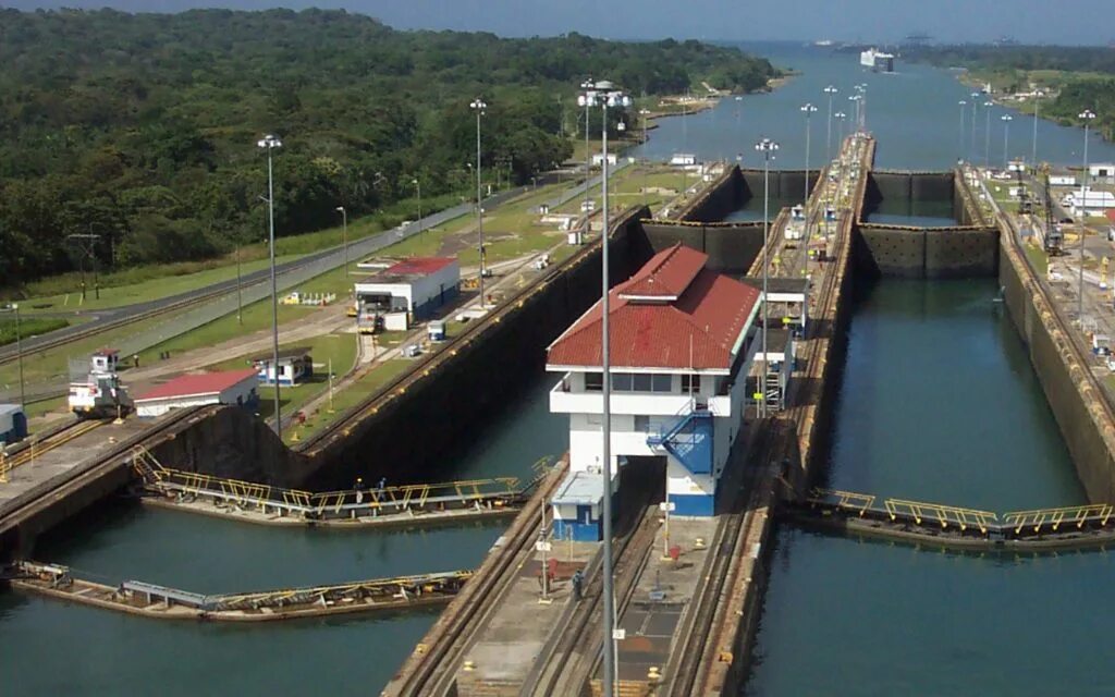 Панамский судоходный канал. Латинская Америка Панамский канал. Шлюзовый канал Панамский. Панамский канал шлюзы.