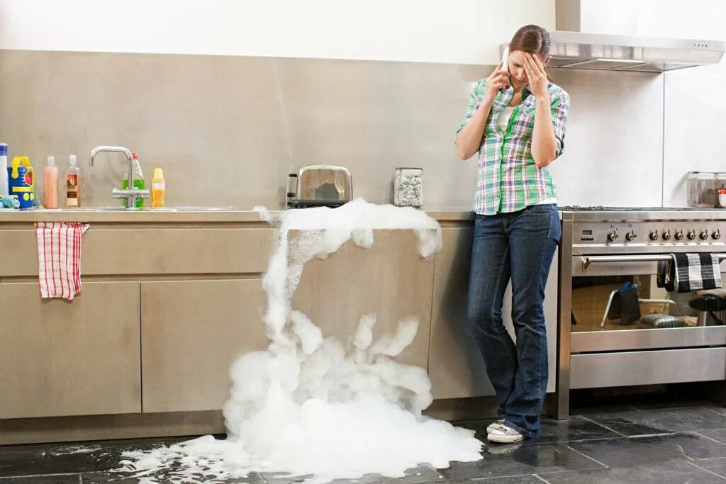 Сломалась посудомойка. Протечка воды из посудомоечной машины. Протекает посудомоечная машина. Пена из посудомойки.