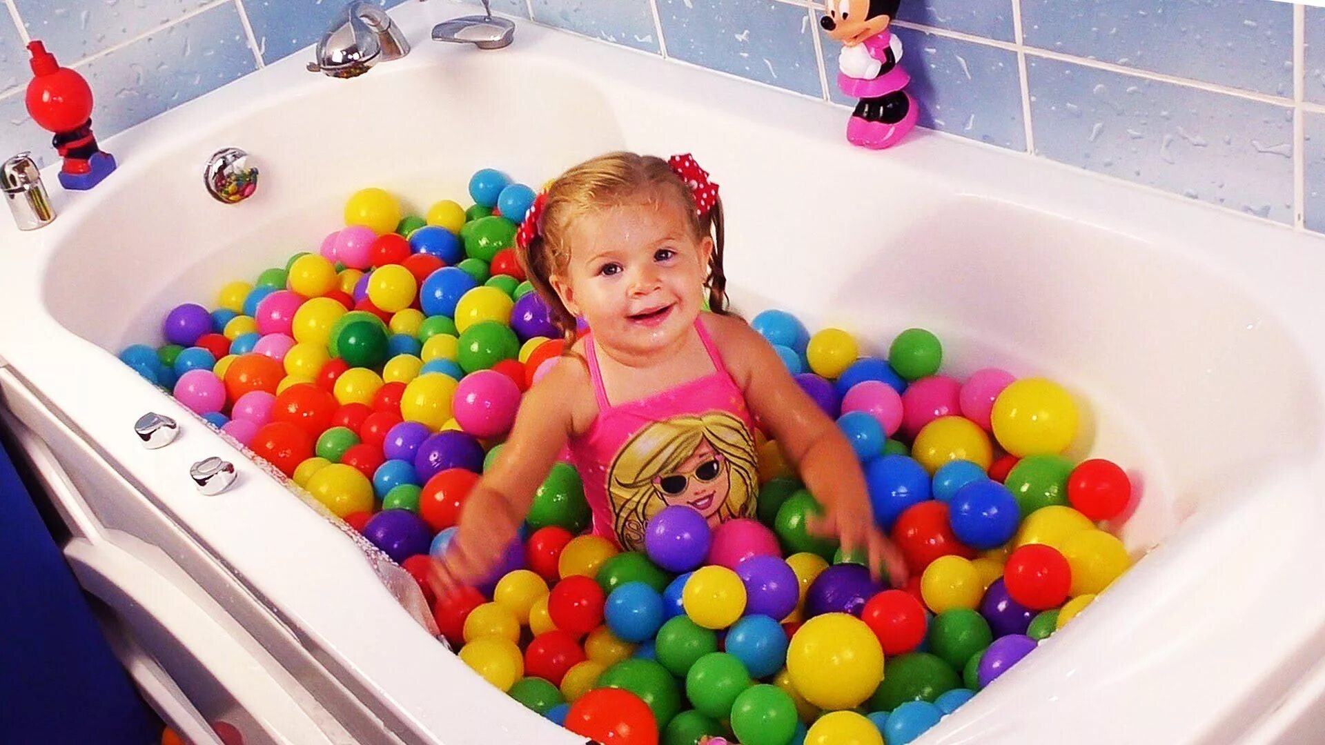 Бассейн с шариками для детей. Ванна с шариками для детей. Детские шарики для ванной. Маленькие шарики для ванны.