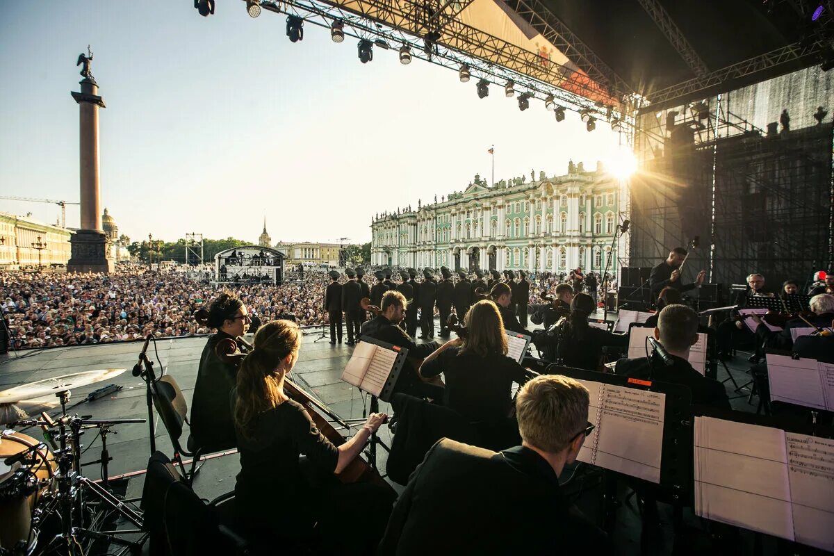 События спб ру. Санкт-Петербург музыкант на Дворцовая площадь. Концерты в Санкт-Петербурге. Музыкальный фестиваль СПД. Фестиваль на Дворцовой площади.