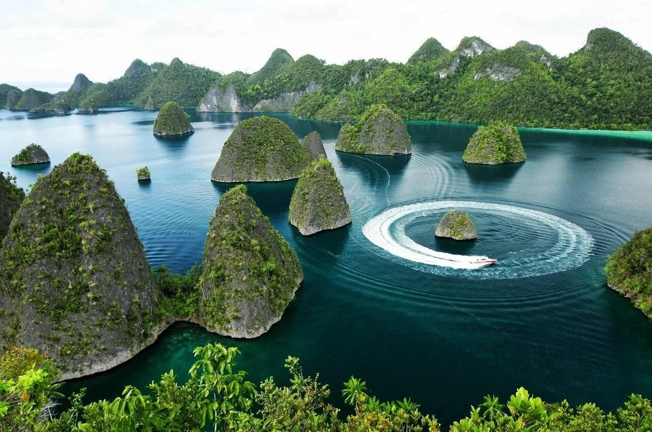 Острова восточной индонезии. Раджа ампат. архипелаг раджа ампат. raja ampat индонезия. острова раджа ампат (raja ampat), индонезия..