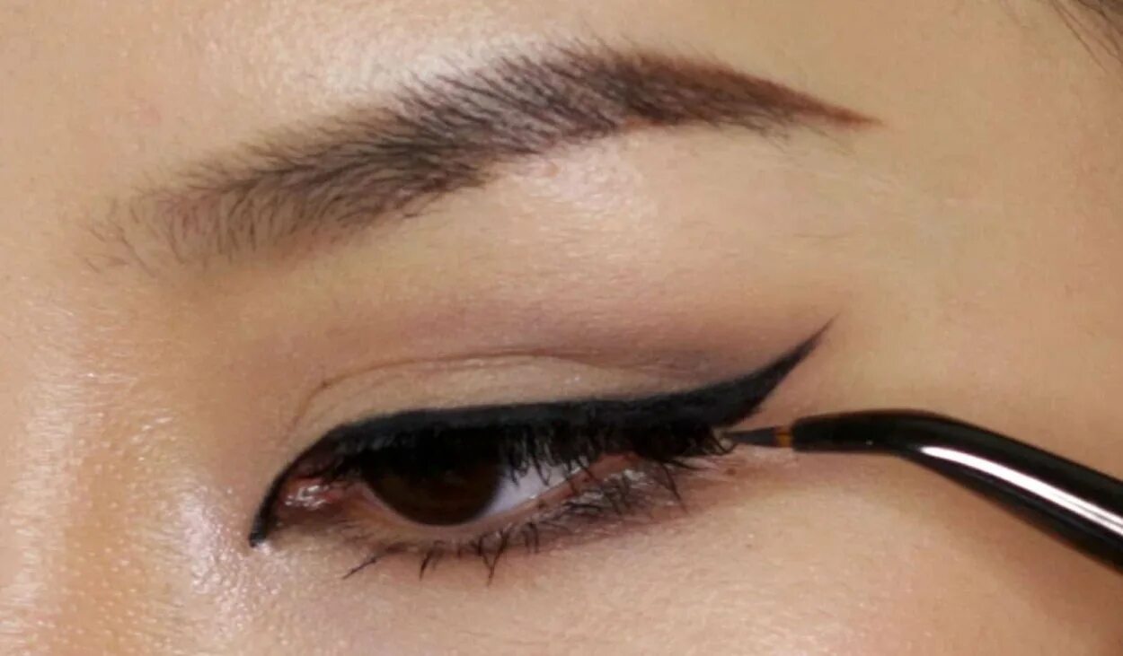 Черные стрелки на веках. Айлайнер / Eyeliner. Стрелки на глазах. Красивые стрелки. Стрелки на глазах подводкой.