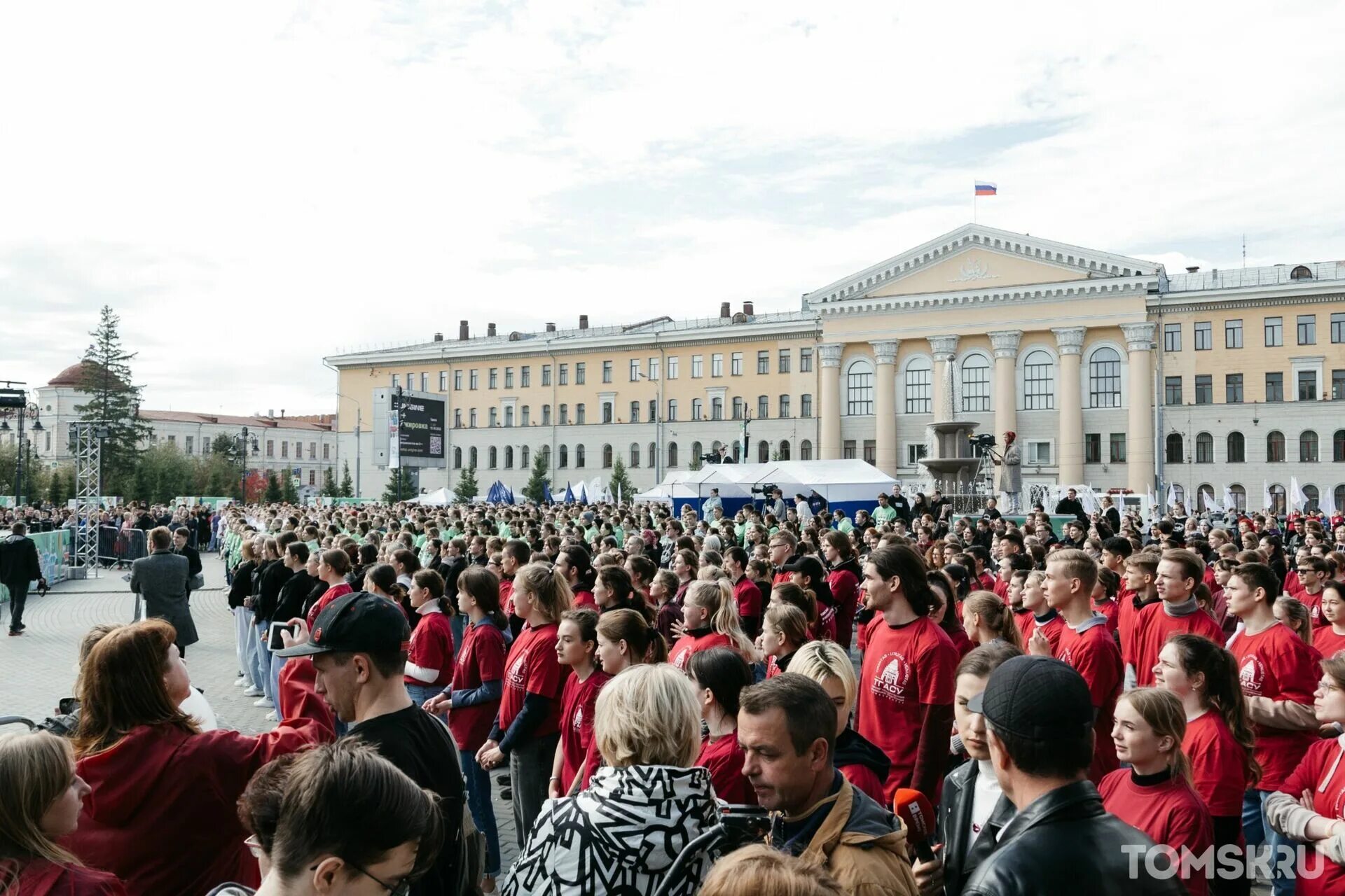 Какие сегодня новые. День города Томск 2022. Праздник на главной площади. День томича 2022. День города народ.