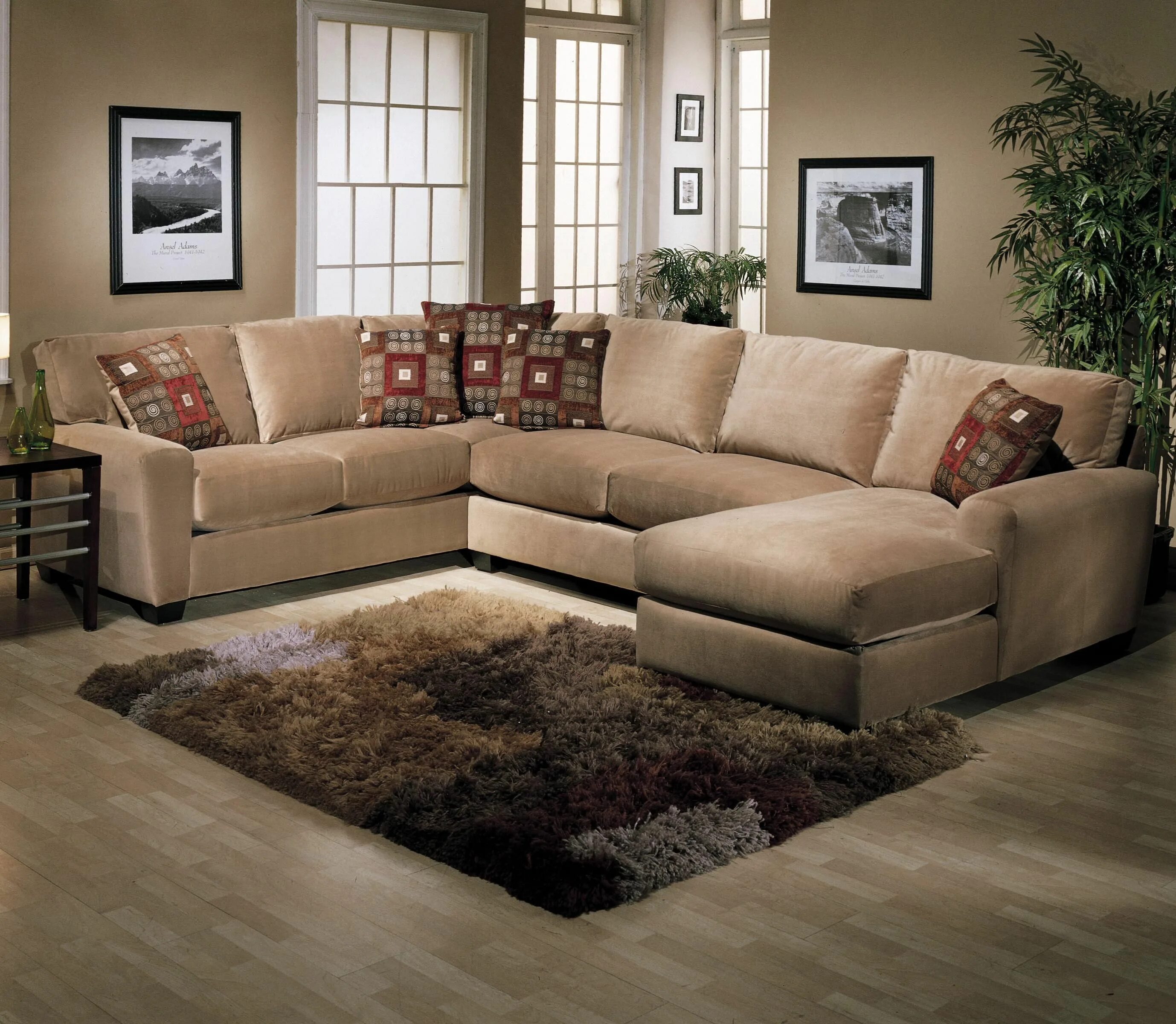 Большие диваны фото. Диван Бенсон стиль мебель. П образные диваны. Диван п-образный. П-образный диван в интерьере.
