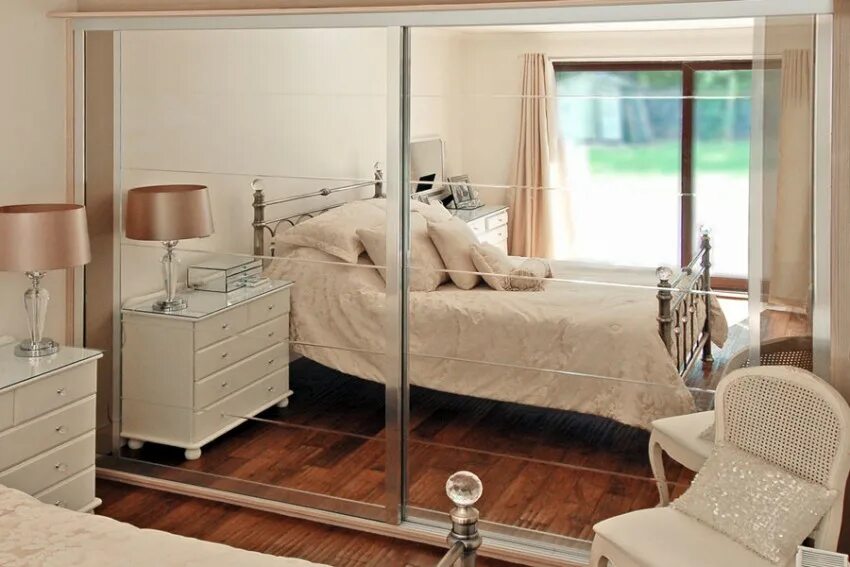 зеркальный шкаф в спальне. встроенный шкаф в спальне. зеркальный шкаф в спальне. шкаф-купе в спальню с зеркалом. шкаф с зеркалом в спальню.