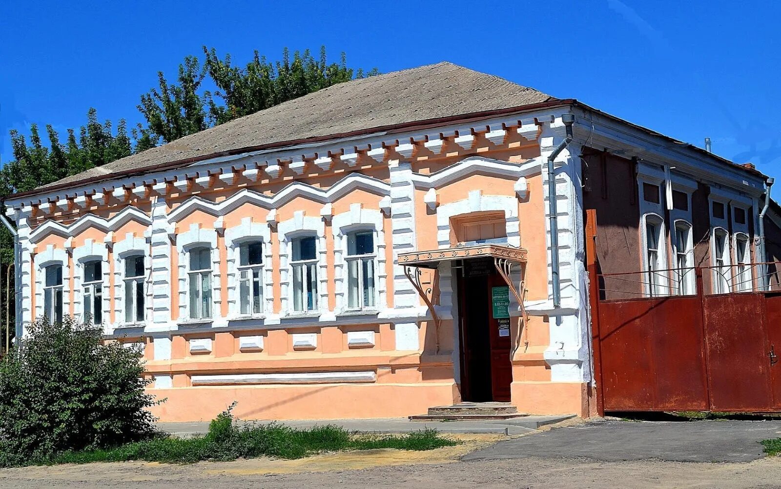 Дома в воронежской области в богучарах. Богучар монастырь. Богучар достопримечательности. Архитектурные памятники Богучара. Богучар дом и магазин купца Селиверстова.