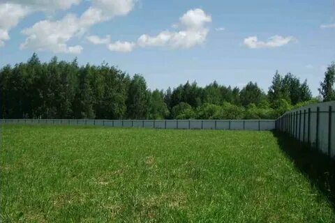 Участок земли огорожен изгородью