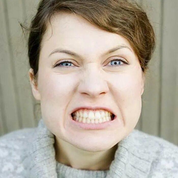 Зубы женщина взрослая. Сильно сжатые зубы