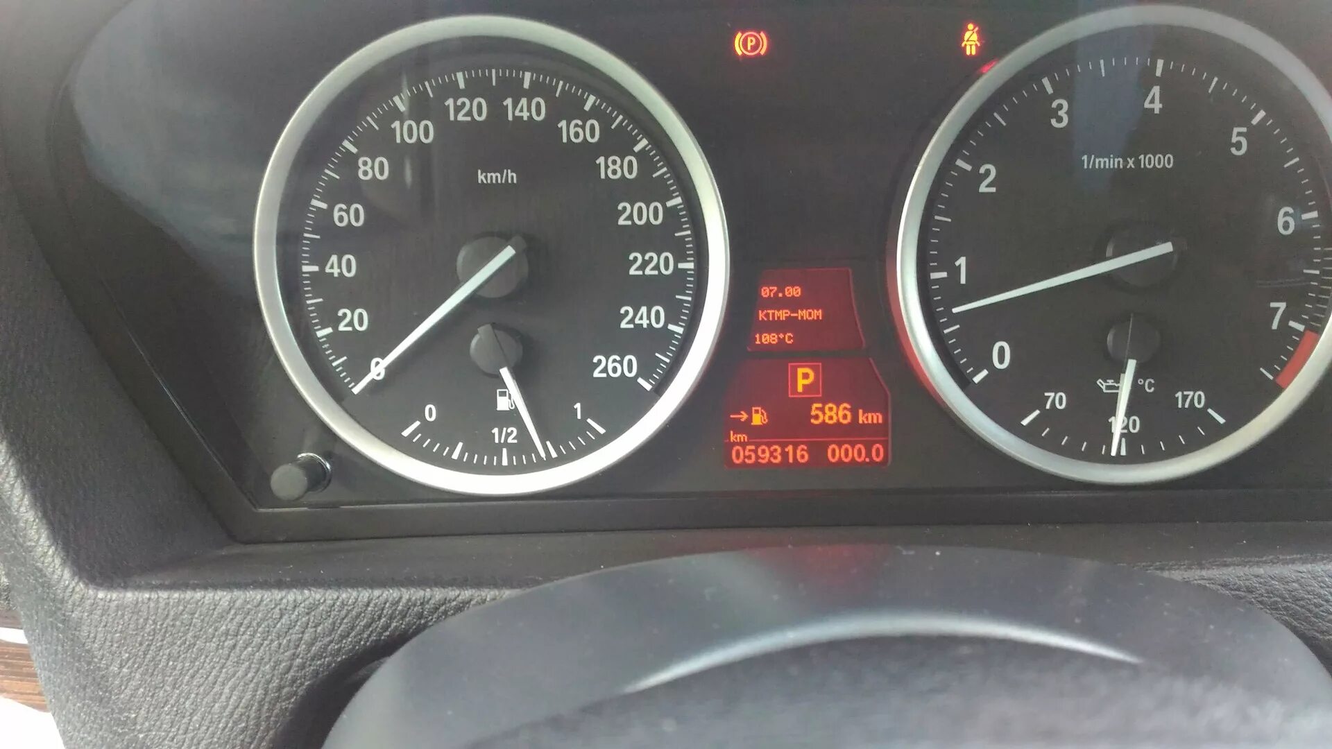 Перегрев двс бмв. Бмв 3 1990 перегрев двигателя. Перегрев двигателя bmw. Значок перегрева двигателя bmw e90. Бмв перегрелась.