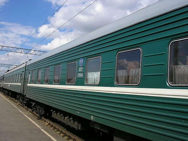 Поезд москва белорецк. Пассажирский вагон. Зеленый пассажирский вагон. Зеленые вагоны РЖД. Зеленый пассажирский поезд.