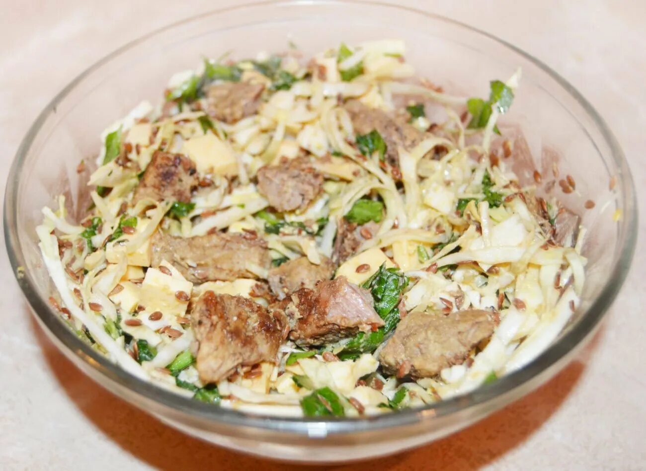 Теплые салаты с капустой. Салат с говядиной и пекинской капустой. салат с капустой и говядиной. салат с капустой и мясом. салат с говядиной и капустой белокочанной.