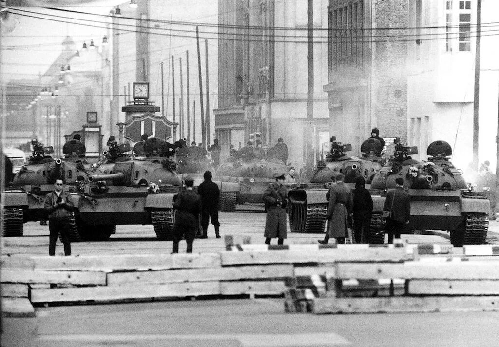 C берлинский кризис. Кпп чарли в берлине 1961. берлинский кризис 1958-1961. гдр 1961. чекпойнт чарли 1961.