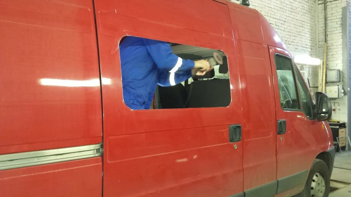 Стекло боковое пежо боксер. Врезка стекол в микроавтобусы. Врезка форточки в стекло микроавтобуса. Врезка стекла. Боковые стекла фольксваген транспортер т5.