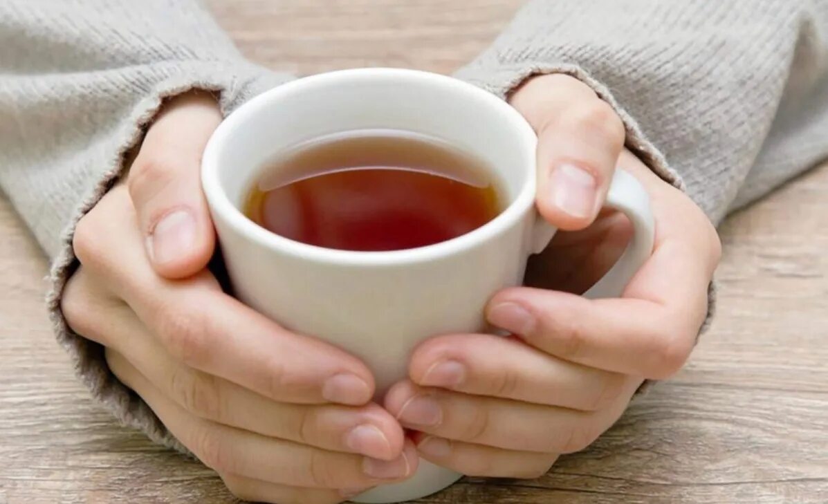 Пью сильно горячий пью чай. Кружка чай. Горячий чай. Чашка чая в руках. Кружка чая в руках.