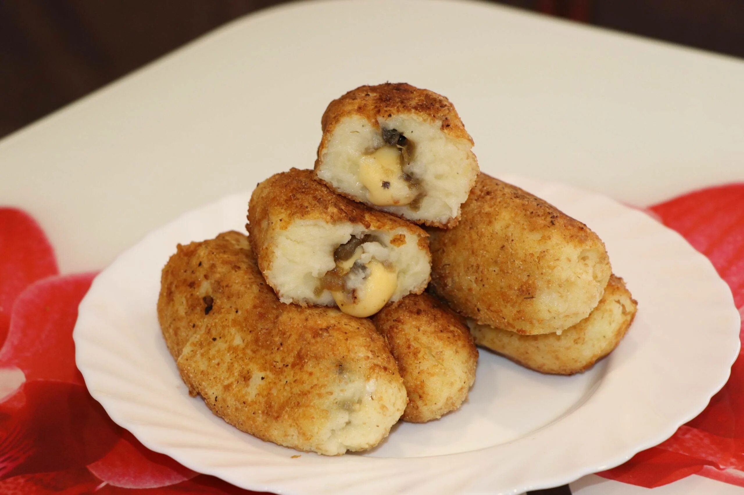 Рецепт картофельных котлет с грибами на сковороде. Картофельные котлеты. Картофельные биточки. Картофельные котлеты с грибами. Картофельные биточки с сыром.