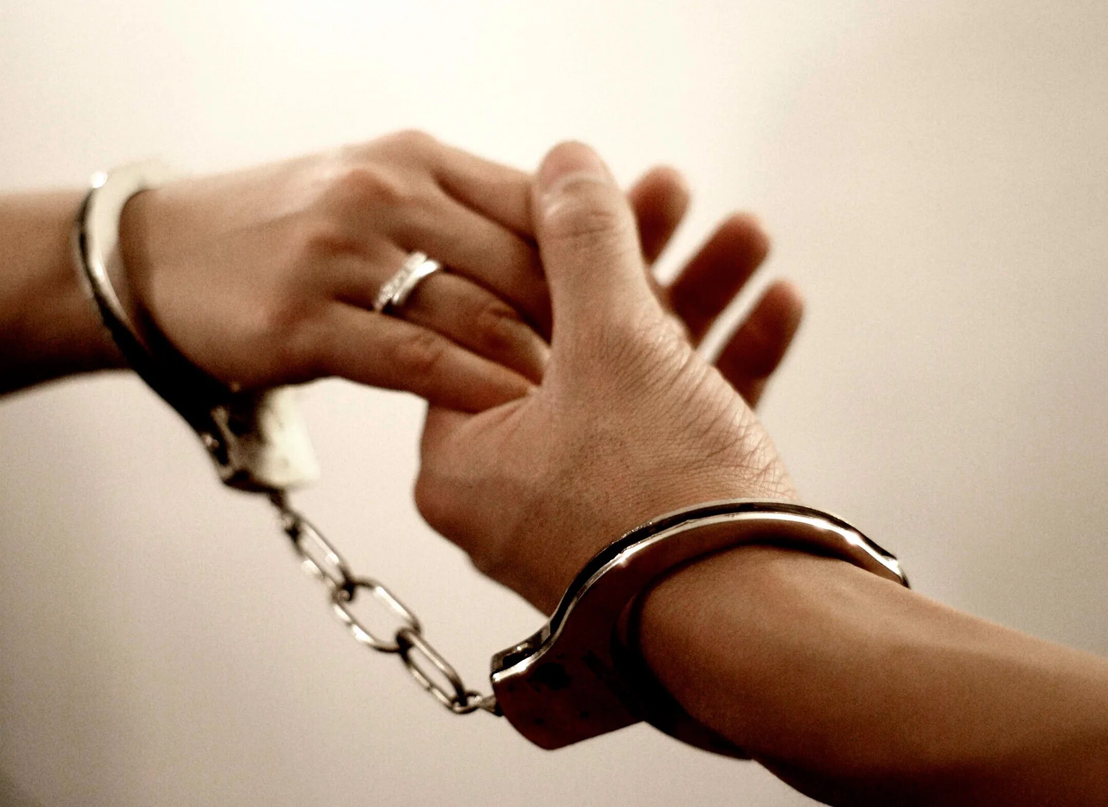 Мужчина и женщина в наручниках. Мужская и женская рука в наручниках. Руки внаручиниках. Парень и девушка в наручниках.