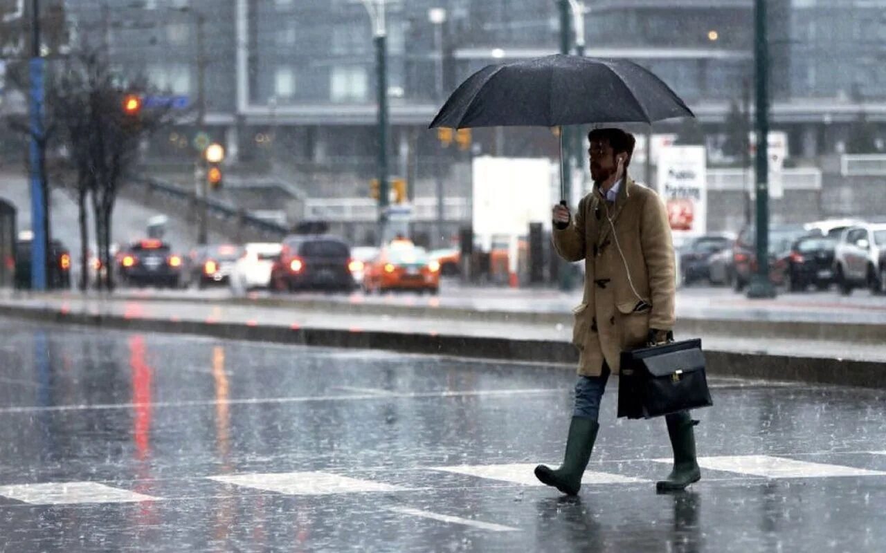 Working in the rain. Дождливый день в лондоне. дождливый день в нью-йорке. rainy weather дождь. дождливые дни в торонто.