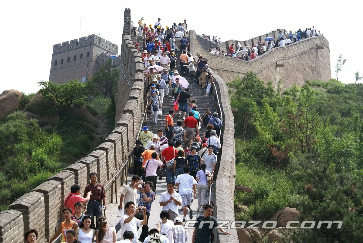 Сколько лет великий стене. Великая китайская стена туристы. Великая китайская стена нетуристические места. Великая китайская стена 3 век до н э. Великая китайская стена Бадалин у моря.