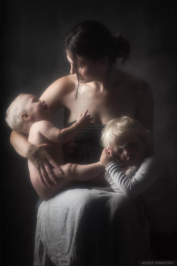 Мама с младенцем. Эстетика материнства. Мать и дитя. Мама показывает свое гол